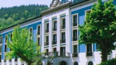 Una visita guiada al Balneario de Cestona recuerda el esplendor de este establecimiento en el siglo XVIII