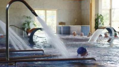 El Balneario de Benito acoge el programa “Mójate por el Parkinson”